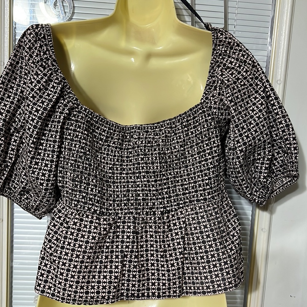 (61) NWT off the shoulder with smocked back.  Size XL - Picture 2 of 2